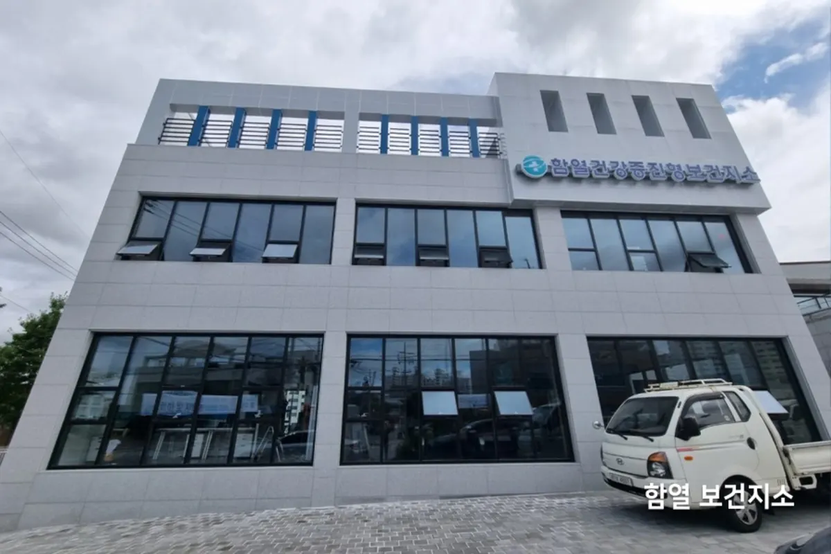 3층 규모로 신축된 보건지소 건물 외관, 도로변에 접한 대형 통유리창